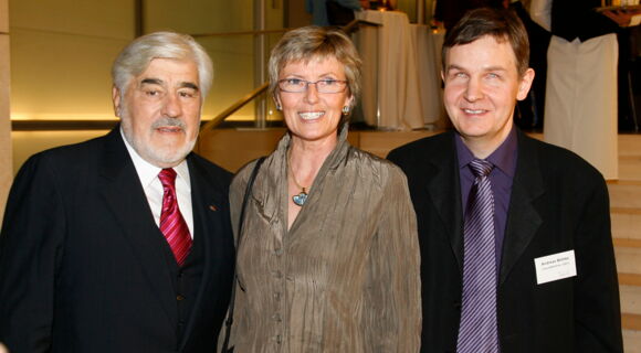 Schauspieler Mario Adorf mit der früheren DBSV-Präsidentin Renate Reymann und DBSV-Geschäftsführer Andreas Bethke in Abendgarderobe.