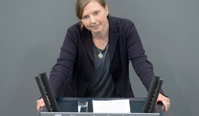 Corinna Rüffer steht am Rednerpult des Deutschen Bundestages. Sie trägt einen dunklen Blazer und spricht mit ruhiger Miene vor dem Plenum.