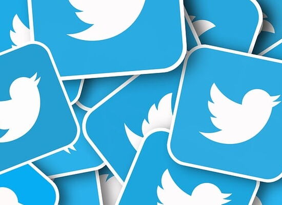 Twitter-Logos durcheinander: auf hellblauen Rechtecken ist der frühere Twitter-Vogel in Weiß abgebildet.