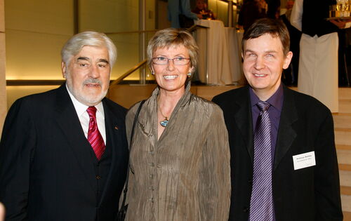 Schauspieler Mario Adorf mit der früheren DBSV-Präsidentin Renate Reymann und DBSV-Geschäftsführer Andreas Bethke in Abendgarderobe.