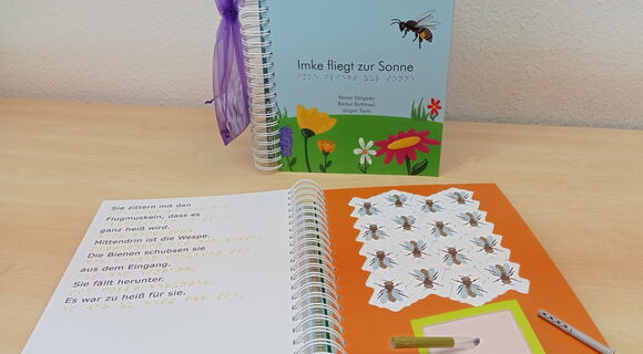 Zwei Exemplare von "Imke fliegt zur Sonne": eines zugeklappt, eines aufgeklappt.