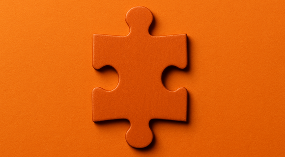 Ein Puzzleteil in warmem, herbstlichen Orange.