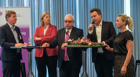 An zwei Stehtischen stehen nebeneinander (v. l. n. r.): Andreas Bethke, Bärbel Bas, Hans-Werner Lange, Jürgen Dusel und Verena Bentele. Dusel spricht in ein Mikro.
