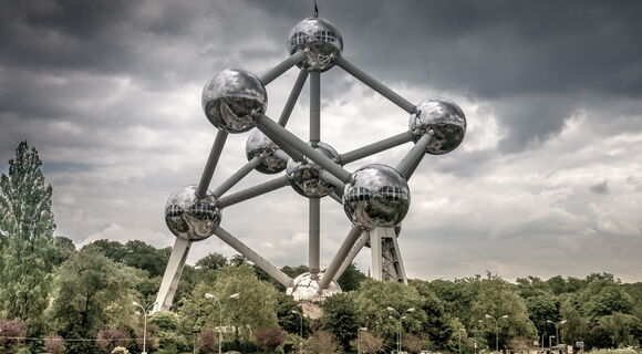Das Atomium, eine große Metallskulptur, ein Wahrzeichen von Brüssel.
