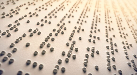Eine Nahaufnahme von Brailleschrift