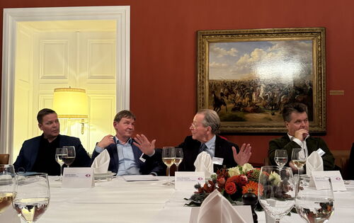 Ein Foto von Tino Sorge neben Andreas Bethke, Franz Müntefering und Jürgen Dusel (v.l.n.r.), die an einer festlich gedeckten Tafel sitzen. Bethke und Müntefering sprechen lebhaft gestikulierend miteinander. Auf dem Tisch stehen Weingläser, Namensschilder.
