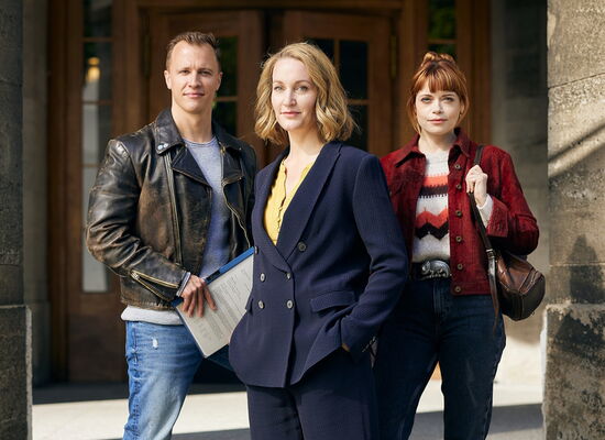 Auf einer Treppe stehen von links nach rechts: Ringo Holländer, Romy Heiland und Tilly Vogel.