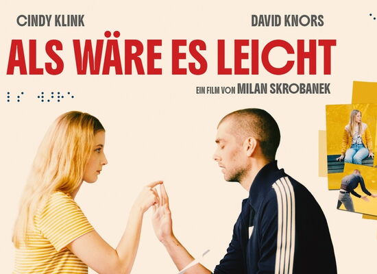 Plakat zum Film „Als wäre es leicht“. Cindy Klink berührt sanft die Hand von David Knors mit ihrem Zeigefinger, um durch Lormen zu kommunizieren. Rechts eine Fotocollage mit verschiedenen Filmszenen. Darüber der Filmtitel in auffälliger roter Schrift.