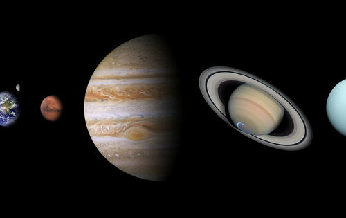 Eine Darstellung der Planeten unseres Sonnensystems in einer Reihe vor dunklem Hintergrund.