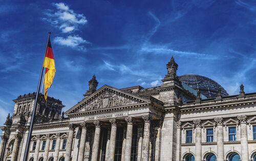 Ein Bild des Deutschen Bundestags vor blauem Himmel.
