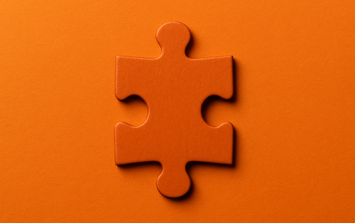 Ein Puzzleteil in warmem, herbstlichen Orange.